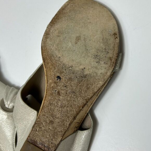 Donald Pliner Dionne Champagne Gold Metallic Leather Toe-Post Wedge Sandals Sz 8 - Picture 9 of 15